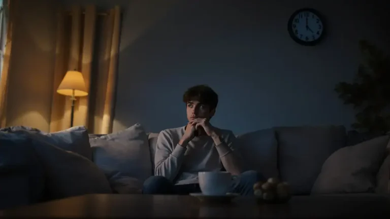 Lidé, kteří mívají lehkou depresi v neděli večer, často vykazují těchto 9 charakteristických rysů podle psychologie